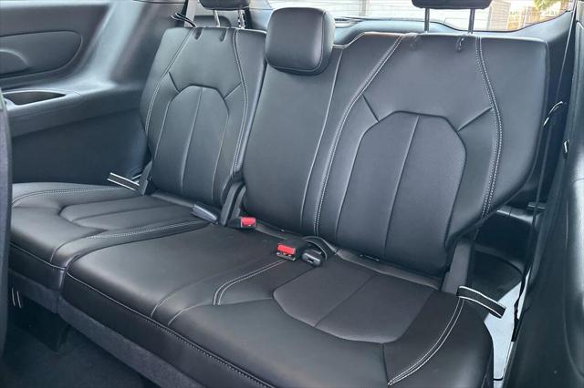 2027 Chrysler Pacifica Pacifica Select