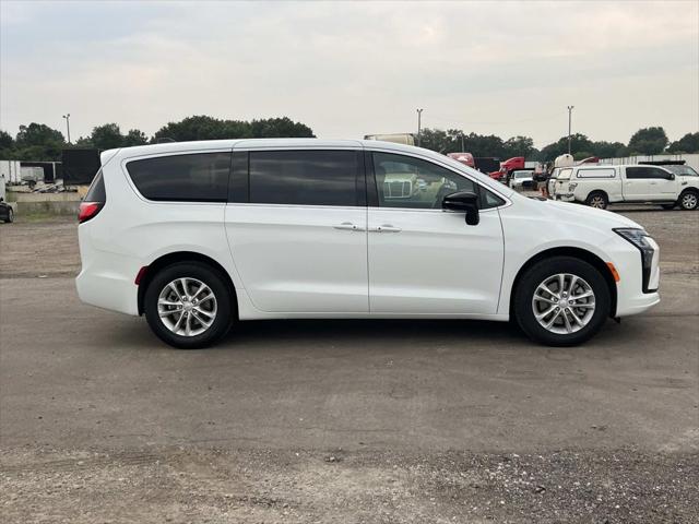 2027 Chrysler Pacifica PACIFICA SELECT AWD