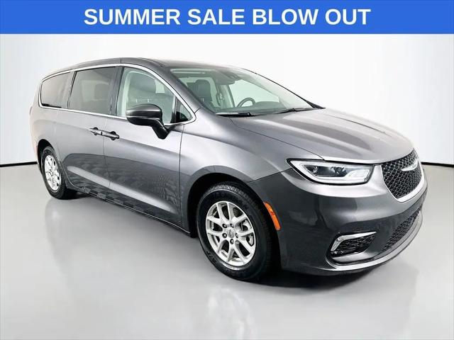 2023 Chrysler Pacifica Touring L for sale in Belleville, IL