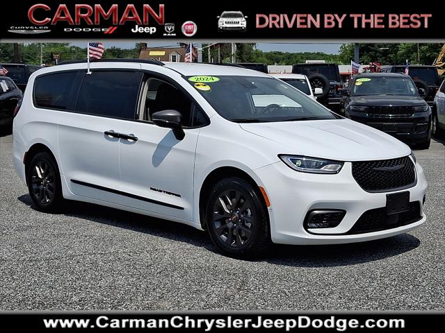 2024 Chrysler Pacifica Hybrid Road Tripper 2024 Chrysler Pacifica Hybrid Road Tripper