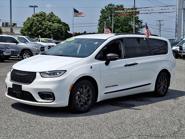2024 Chrysler Pacifica Hybrid Road Tripper 2024 Chrysler Pacifica Hybrid Road Tripper