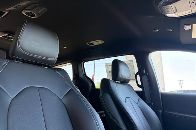 2027 Chrysler Pacifica Select