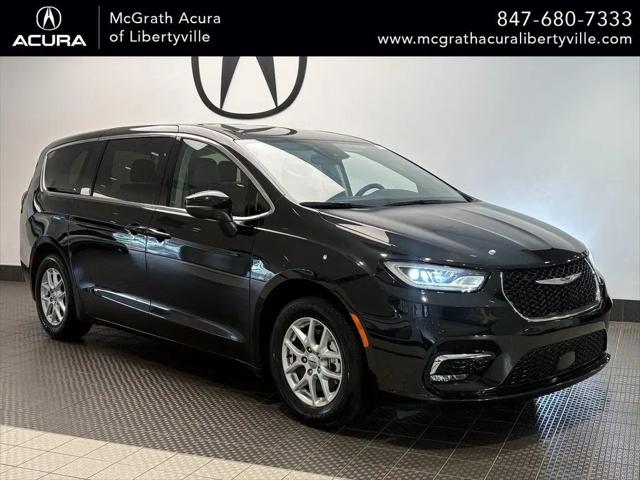 2023 Chrysler Pacifica Touring L for sale in Libertyville, IL