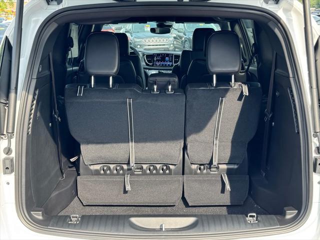 2027 Chrysler Pacifica Select