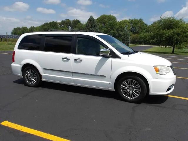2014 Chrysler Town & Country Touring-L for sale in Tremont, IL