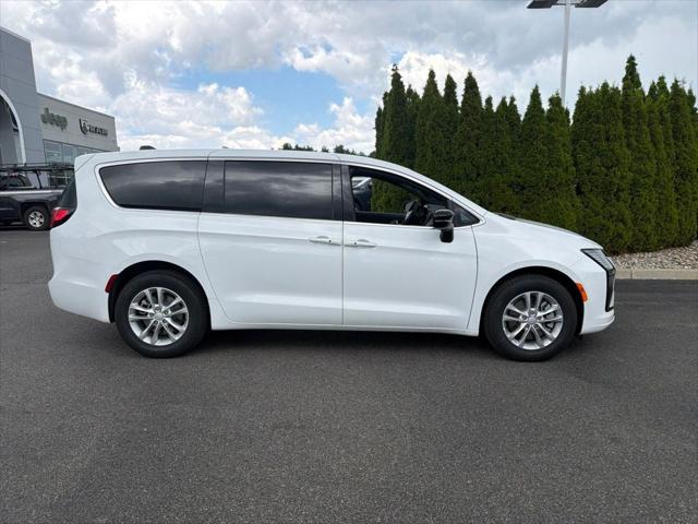 2027 Chrysler Pacifica PACIFICA SELECT AWD