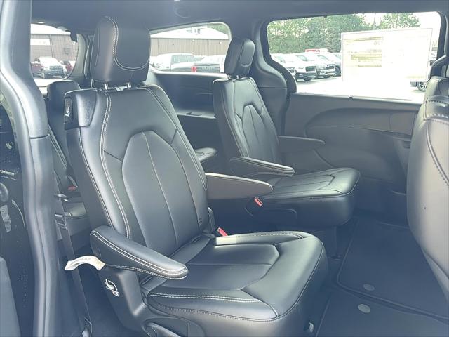 2027 Chrysler Pacifica Select AWD