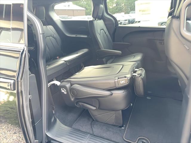 2027 Chrysler Pacifica Select AWD