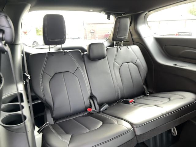 2027 Chrysler Pacifica Select AWD