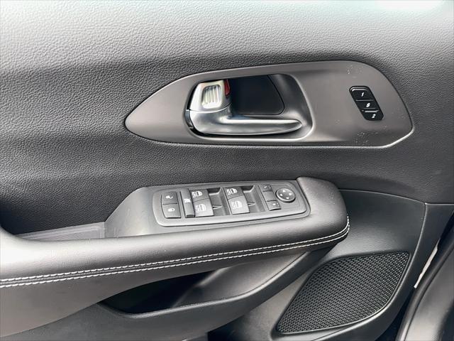 2027 Chrysler Pacifica Select AWD