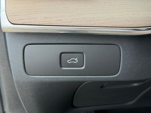 2026 Volvo XC90 Plus, B6 AWD Gas mild hybrid, Gasoline, Bright, 7 Seats