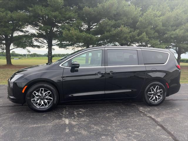 2027 Chrysler Pacifica Limited for sale in Taylorville, IL