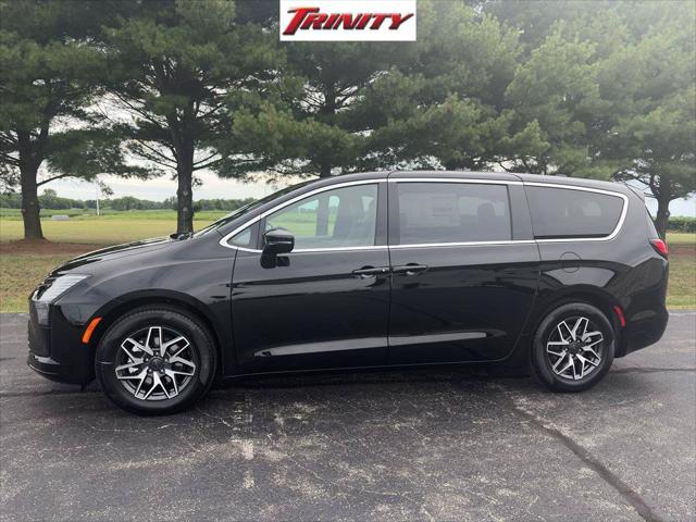 2027 Chrysler Pacifica Limited for sale in Taylorville, IL