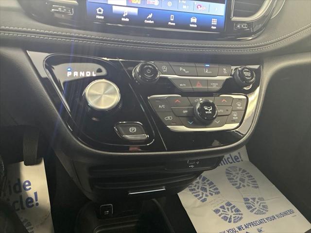 2027 Chrysler Pacifica Select