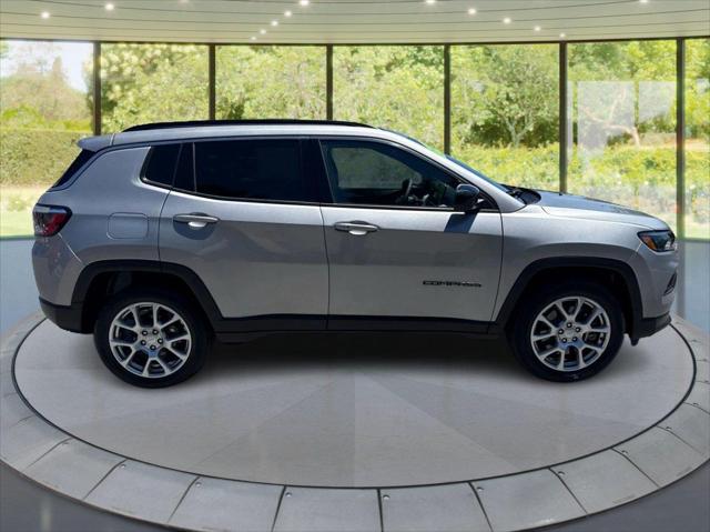 2024 Jeep Compass Latitude Lux FWD