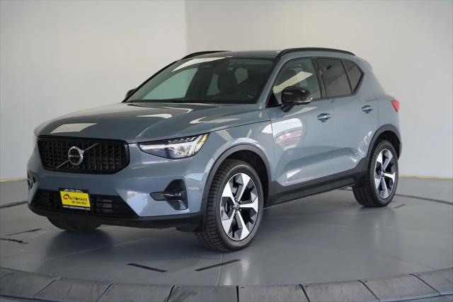 2023 Volvo XC40 B4 Ultimate Dark Theme