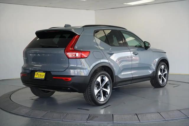 2023 Volvo XC40 B4 Ultimate Dark Theme