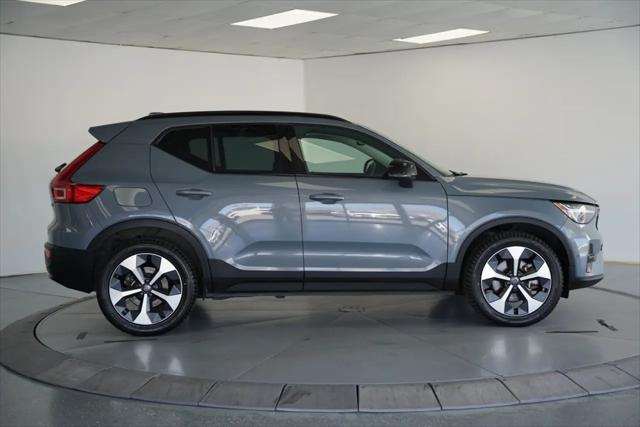 2023 Volvo XC40 B4 Ultimate Dark Theme