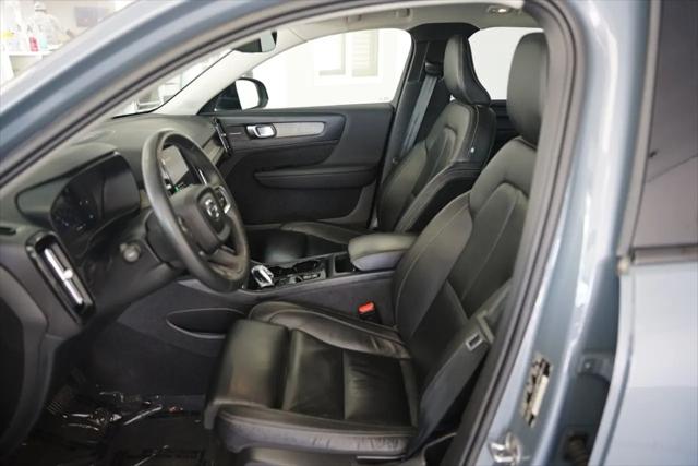 2023 Volvo XC40 B4 Ultimate Dark Theme