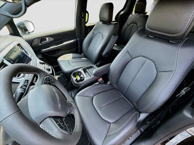 2027 Chrysler Pacifica PACIFICA SELECT AWD