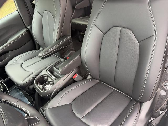 2027 Chrysler Pacifica Select AWD