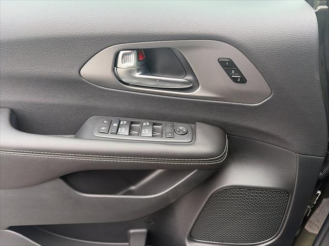 2027 Chrysler Pacifica Select AWD
