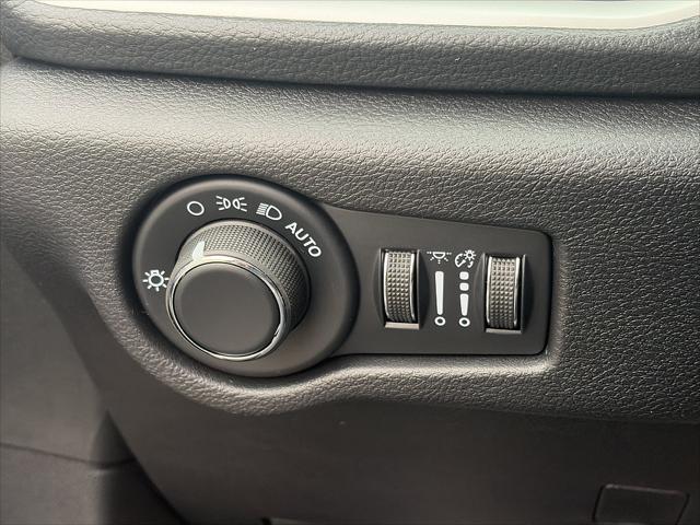2027 Chrysler Pacifica Select AWD