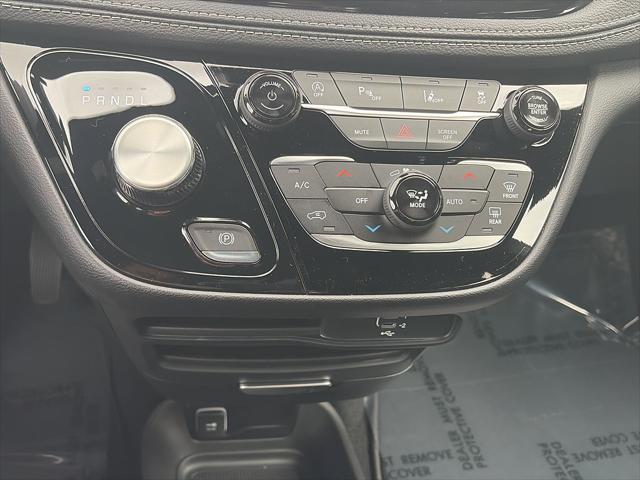2027 Chrysler Pacifica Select AWD