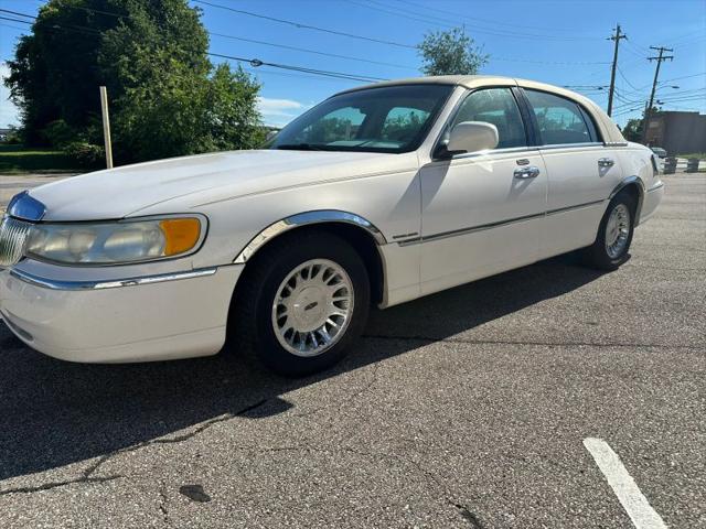2001 Lincoln Town Car Cartier for sale in Barberton, OH