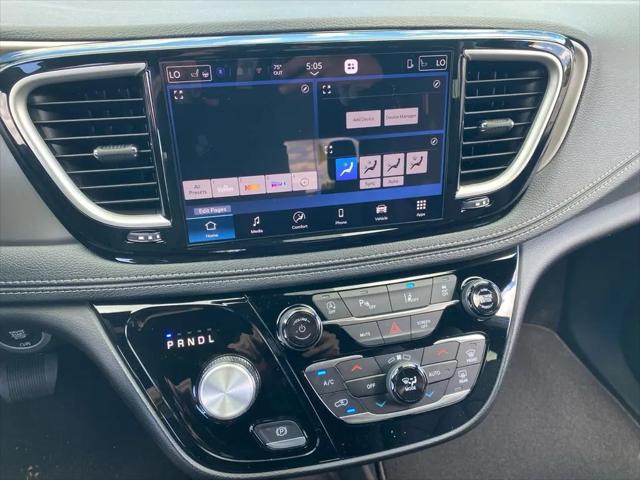 2027 Chrysler Pacifica Select