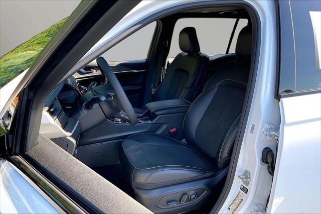 New 2027 Bright White Clear-Coat Paint Jeep Laredo image 18