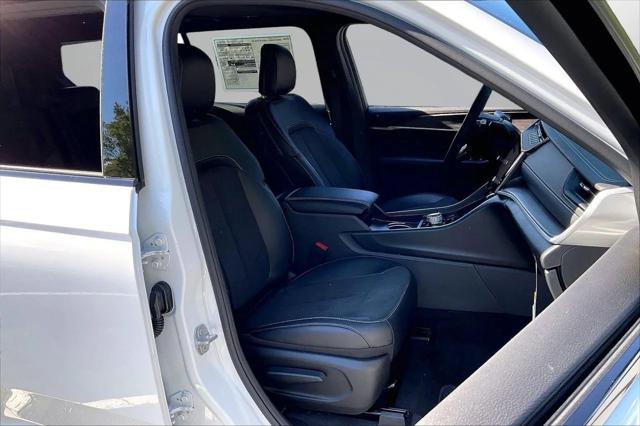 New 2027 Bright White Clear-Coat Paint Jeep Laredo image 20