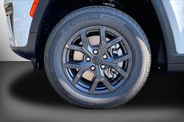New 2027 Bright White Clear-Coat Paint Jeep Laredo image 30