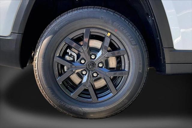 New 2027 Bright White Clear-Coat Paint Jeep Laredo image 33