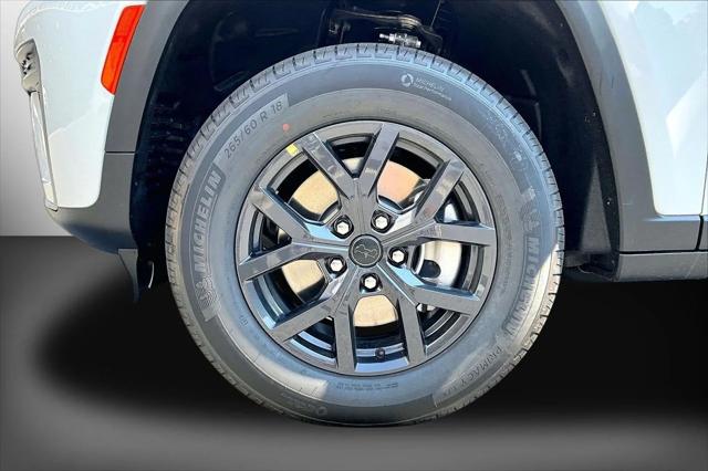 New 2027 Bright White Clear-Coat Paint Jeep Laredo image 30