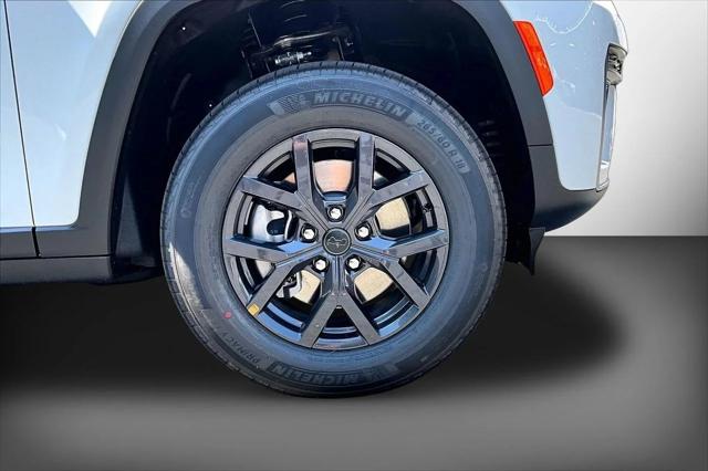 New 2027 Bright White Clear-Coat Paint Jeep Laredo image 31