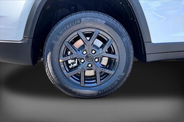 New 2027 Bright White Clear-Coat Paint Jeep Laredo image 33