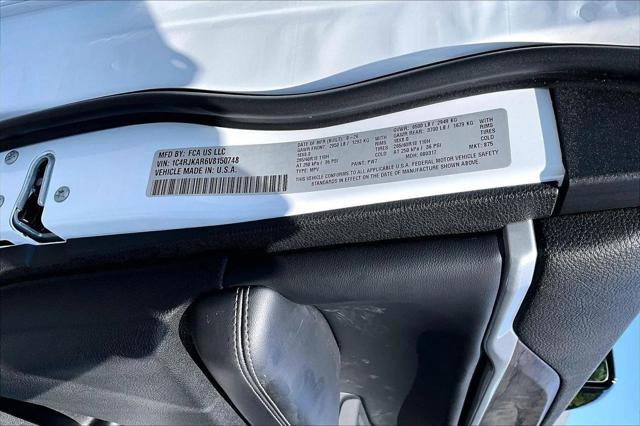 New 2027 Bright White Clear-Coat Paint Jeep Laredo image 35