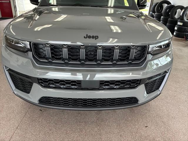 2027 Jeep Grand Cherokee Laredo Altitude
