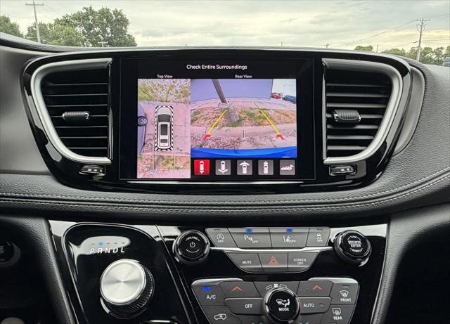 2027 Chrysler Pacifica Select