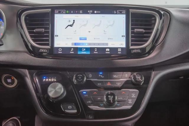 2025 Chrysler Pacifica Select