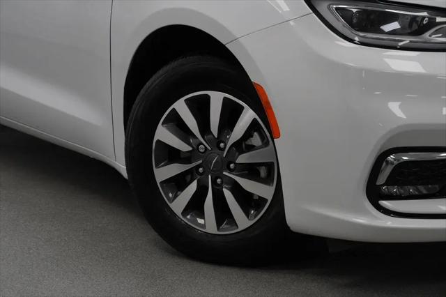 2024 Chrysler Pacifica Hybrid Select