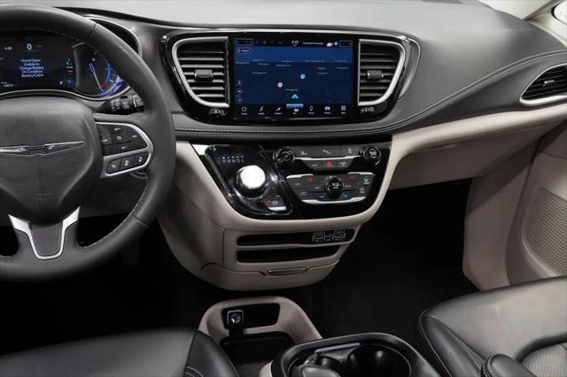 2024 Chrysler Pacifica Hybrid Select