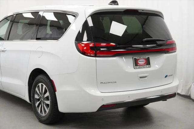 2024 Chrysler Pacifica Hybrid Select