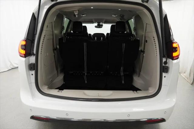 2024 Chrysler Pacifica Hybrid Select