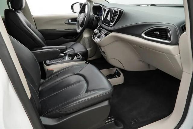 2024 Chrysler Pacifica Hybrid Select