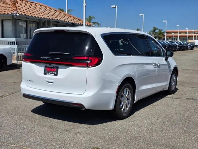 2027 Chrysler Pacifica Select
