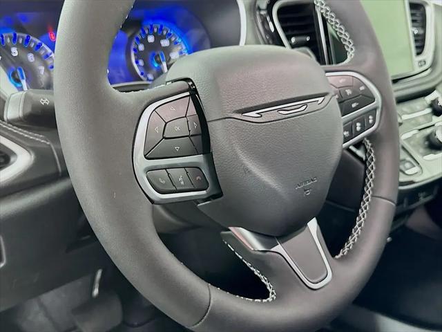 2027 Chrysler Pacifica Select AWD