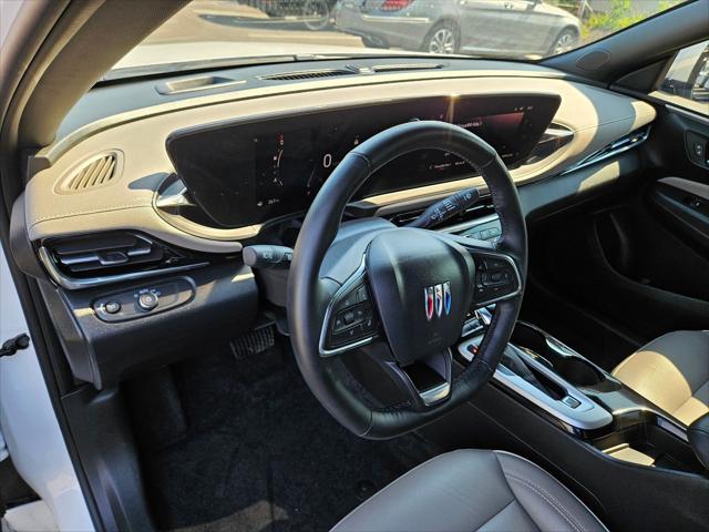 2025 Buick NV Avenir FWD