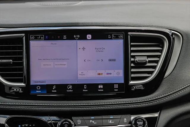 2027 Chrysler Pacifica Select